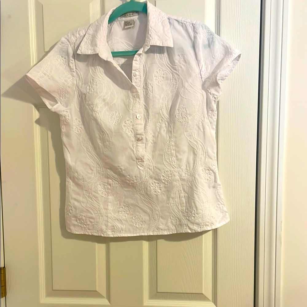 TWEEDS linen lovely embroidered top. This top is classy and flattering. Size L.